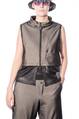 Vest with mesh bottom and smartphone pocket 1