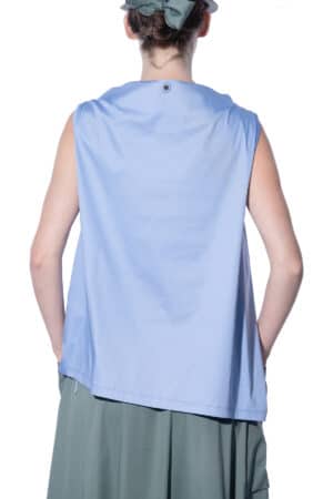 Sleeveless top with standing collar 2