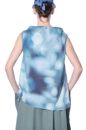 Sleeveless top with standing collar 2