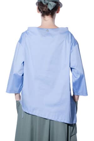 Blouse with cut-out slit 2