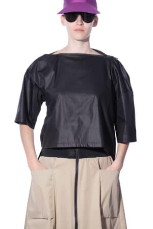Loose blouse with flexible neckline 1