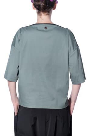 Loose blouse with flexible neckline 2