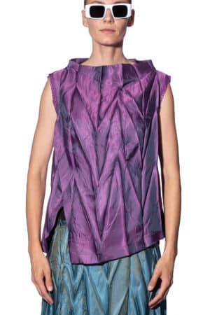 Sleeveless top with standing collar 1